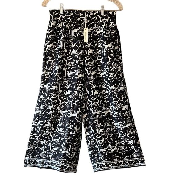 NEW Max Studio Black & White Floral Capris - Picture 1 of 5